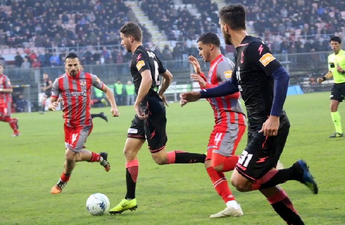 Soi kèo Cremonese vs Crotone, 22h45 ngày 14/8