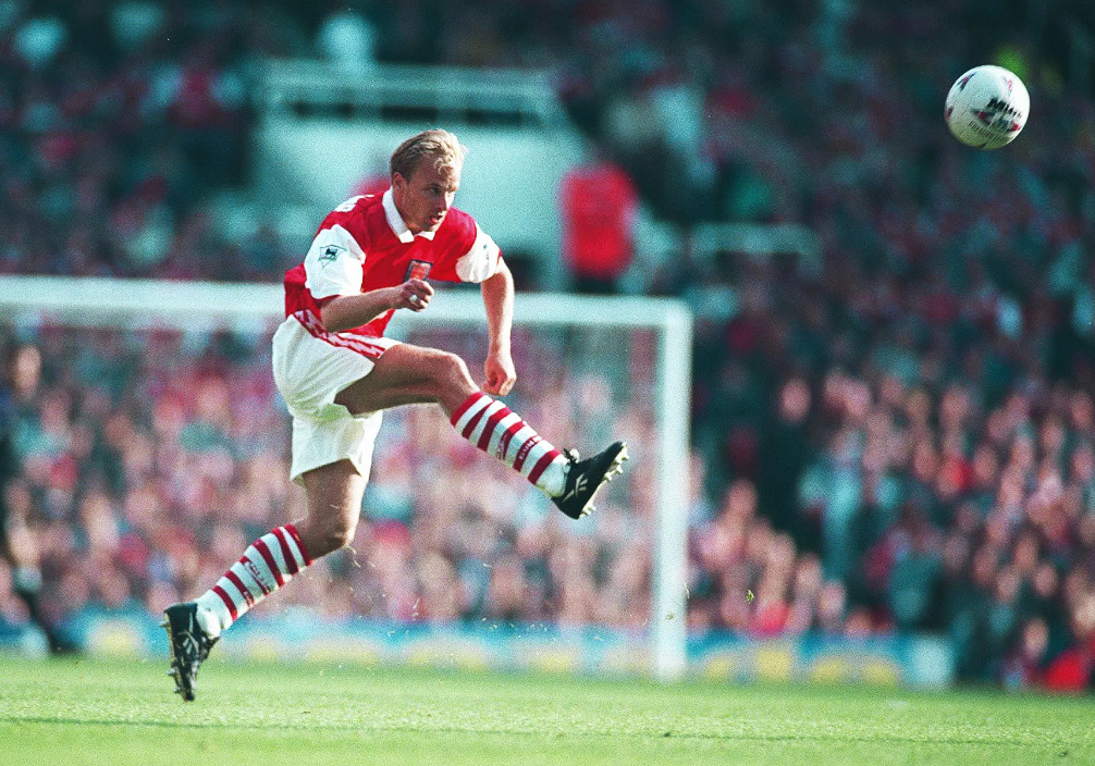 6. Dennis Bergkamp (94 lần)