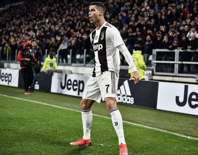 Ronaldo - Pha nhảy ăn mừng bàn thắng độc đáo