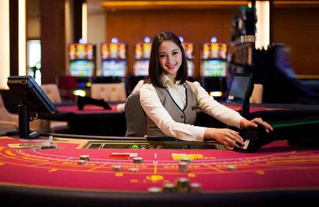Nữ dealer xinh đẹp quản lý hạng mục sòng bài casino trực tuyến