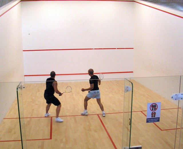 Squash được phát triển dựa trên trò chơi Racket (quần vợt) của Anh