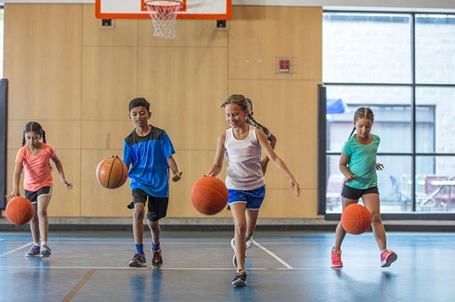 Trái bóng rổ size 3 - 5 phù hợp với trẻ em.