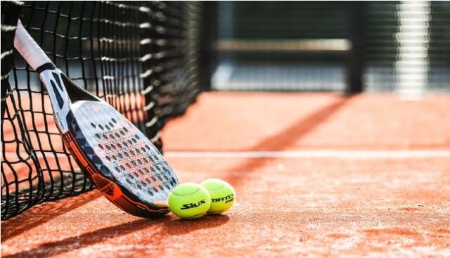 Vợt đánh tennis trong thi đấu được quy định rõ ràng về kết cấu và kích thước