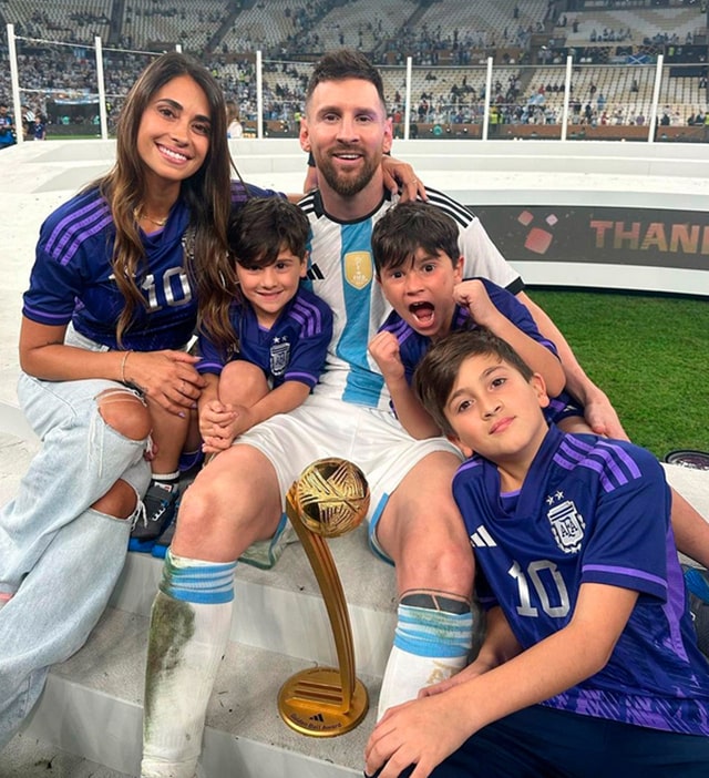 Hiện tại Messi đã có tổ ấm gia đình của mình với bà xã Antonella cùng 3 cậu quý tử đáng yêu là Thiago, Mateo và Ciro
