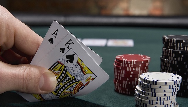 Đoán bài khi chơi blackjack như thế nào? 
